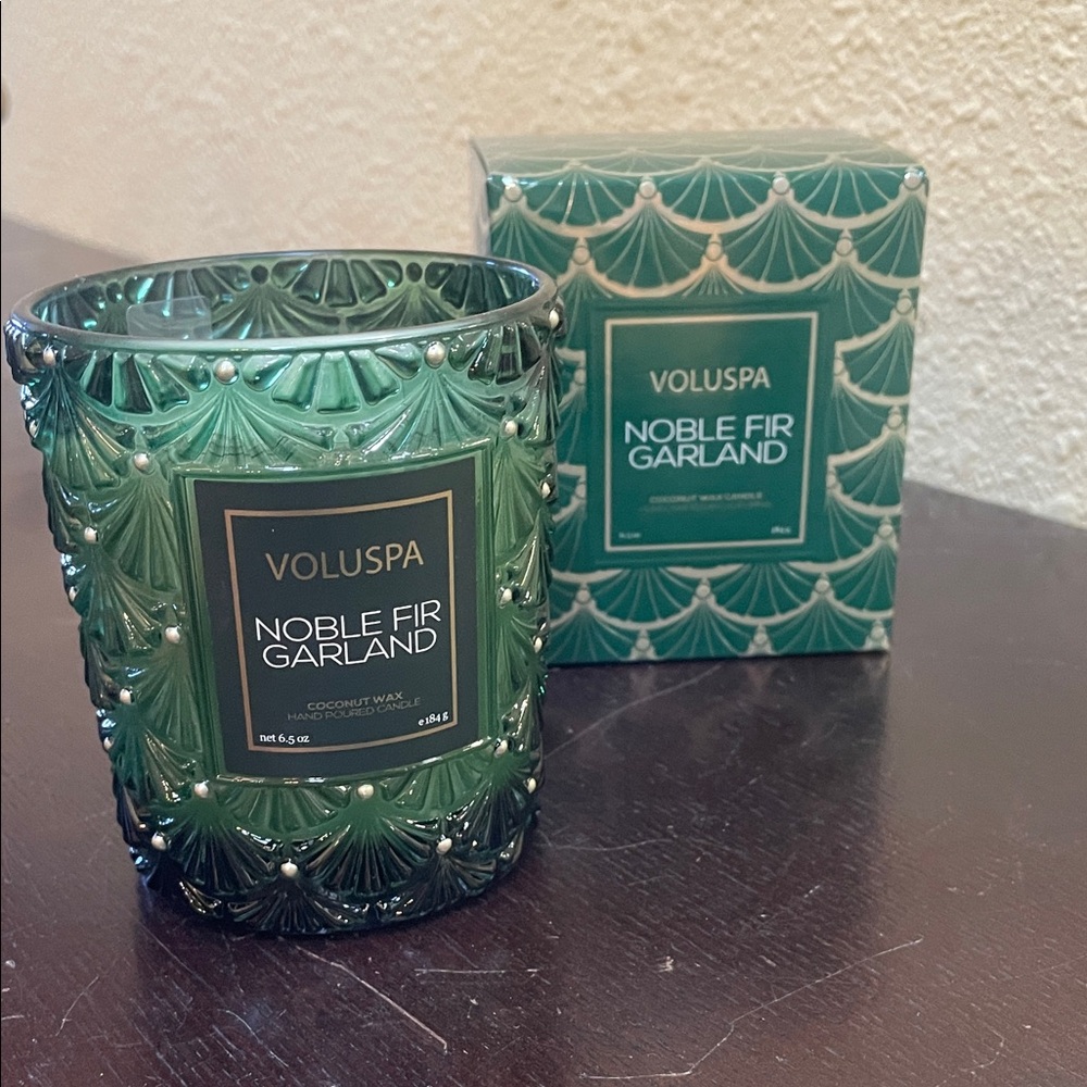 Voluspa Green Noble Fir Garland Embossed Glass Candle